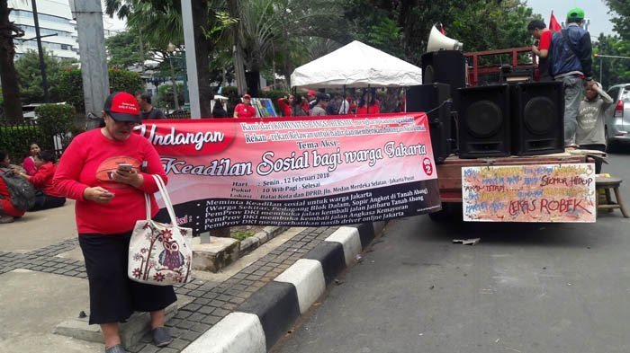 Warga Tanah Abang Mulai Geram dan Jengah! Tolong Pak Anies, Rumah Kami Dikepung PKL dlvr.it/QGKtNF