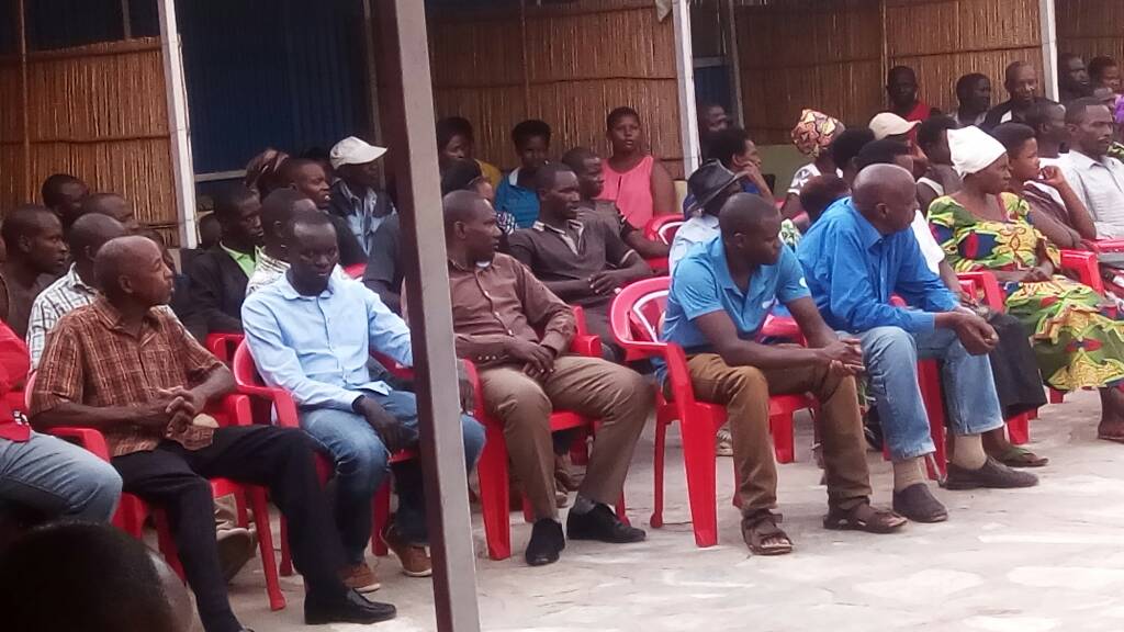 1/3 Kuri uyu wa 14/2/2018 Umuyobozi w'akarere <a href="/Kamonyi/">Kamonyi District</a> yasuye abaturiye n'abakorera muri Santeri y'ubucuruzi ya Kamuhanda