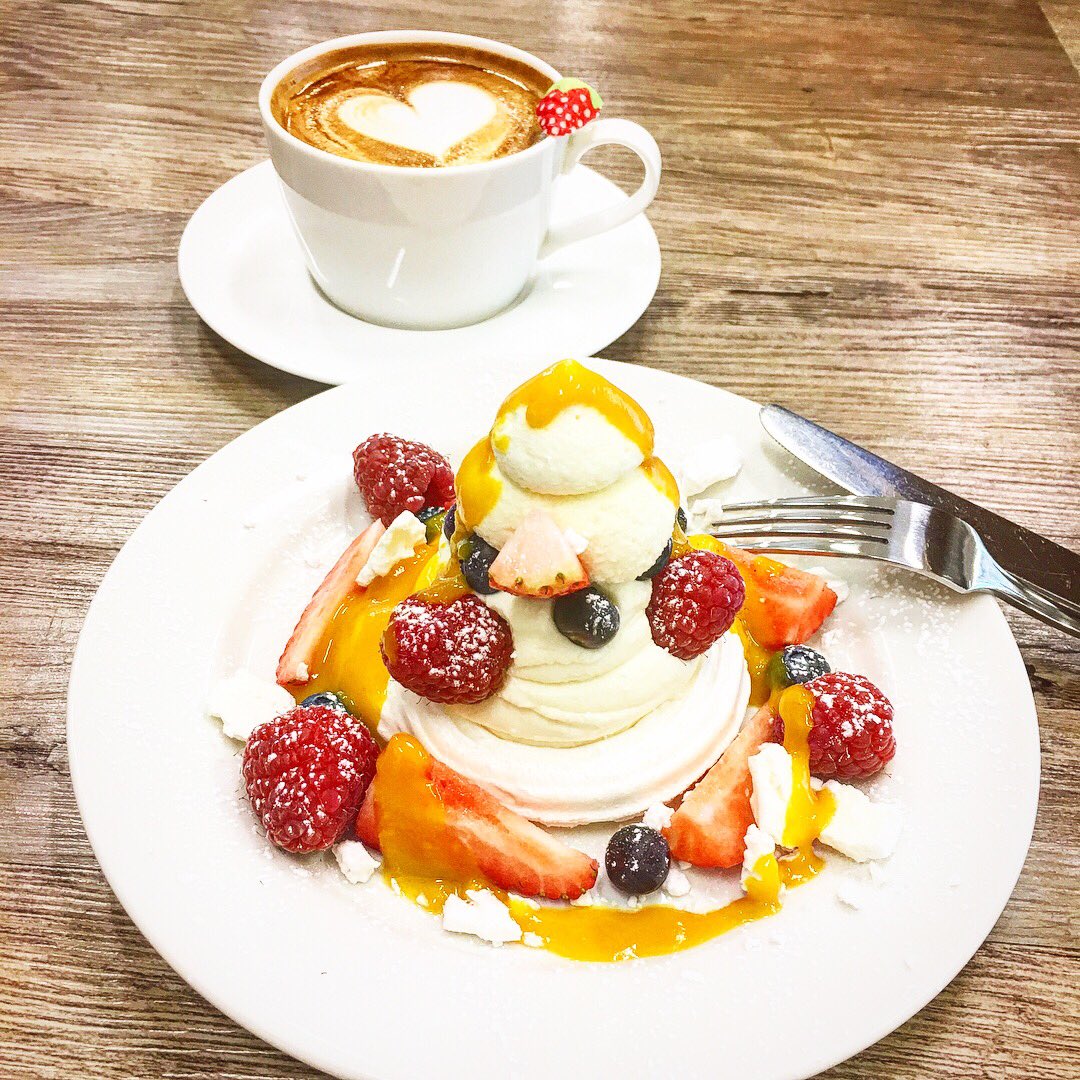 TheBarInMind's tweet photo. Bakers make the World smell BETTER  👨🏼‍🍳🍰☕️ 🌍💜#pavlova #idontwannachoose #cafe #desserts #valentinesday #love #london @mindshareuk https://t.co/71LnCp5SYF