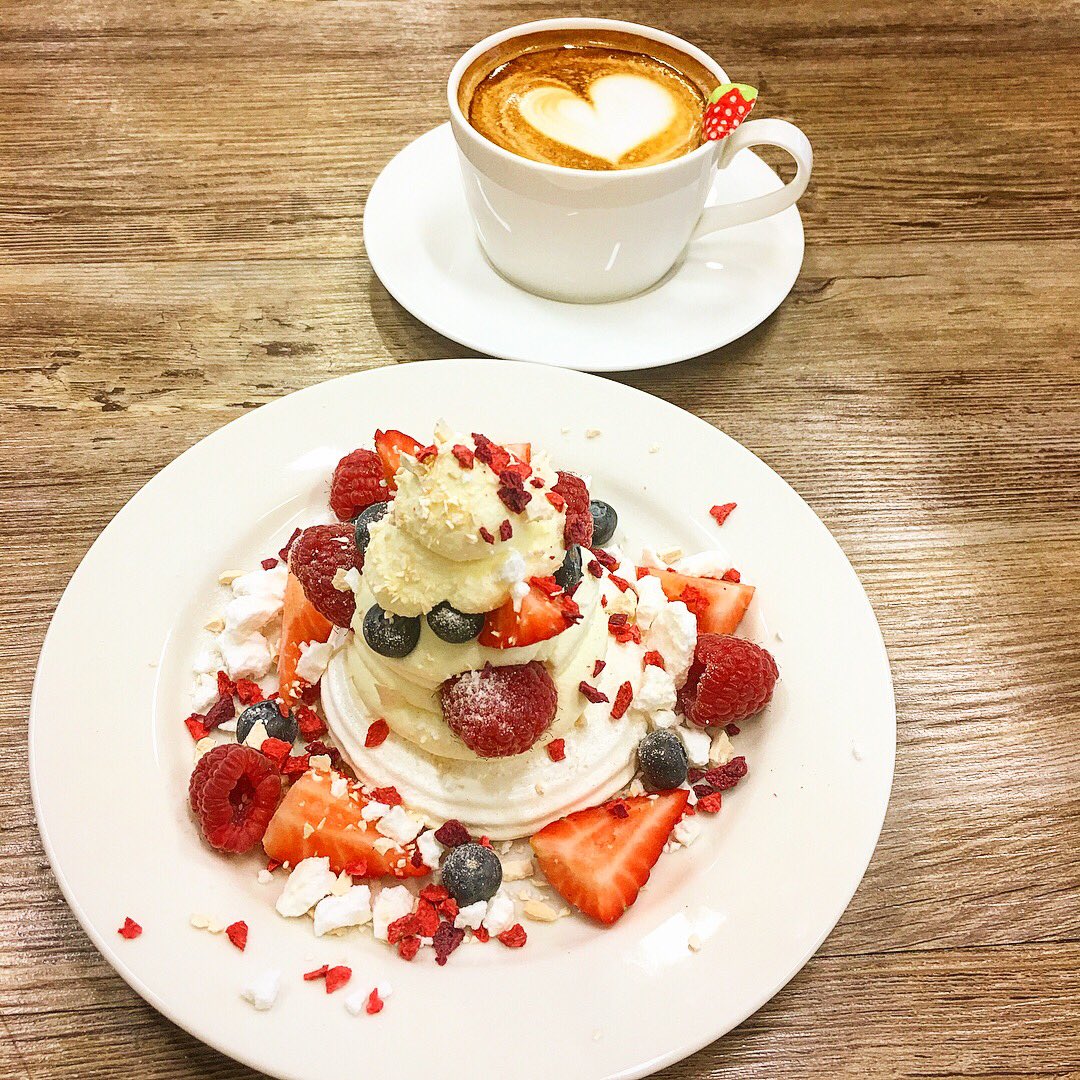 TheBarInMind's tweet photo. Bakers make the World smell BETTER  👨🏼‍🍳🍰☕️ 🌍💜#pavlova #idontwannachoose #cafe #desserts #valentinesday #love #london @mindshareuk https://t.co/71LnCp5SYF