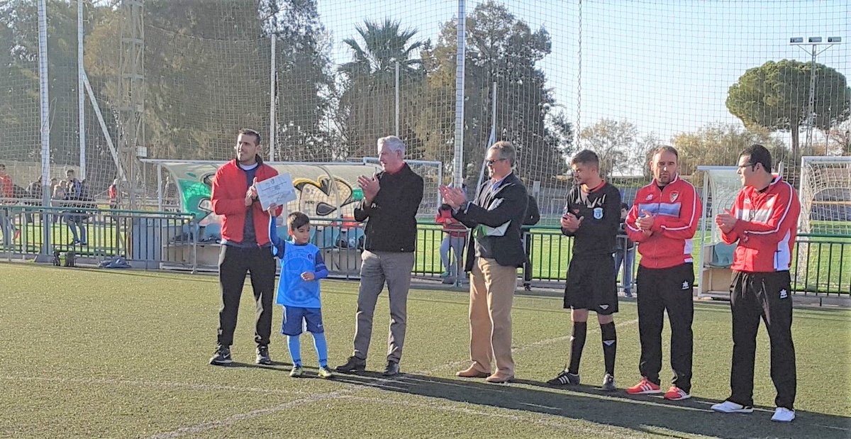 RFAF's tweet photo. 'Brazalete Fair Play' del #defensordelmenorRFAF impuesto por @rfaf_cadiz a  Oliver Barral, hijo del futbolista del @Cadiz_CF @barral23 por recibir la pasada semana tarjeta verde de juego limpio con su equipo, el @CdEstrella de #ElPuerto 👏👏👏⚽️⚽️▶️ https://t.co/2u9zMms0u0 https://t.co/Azfkn9yCKX