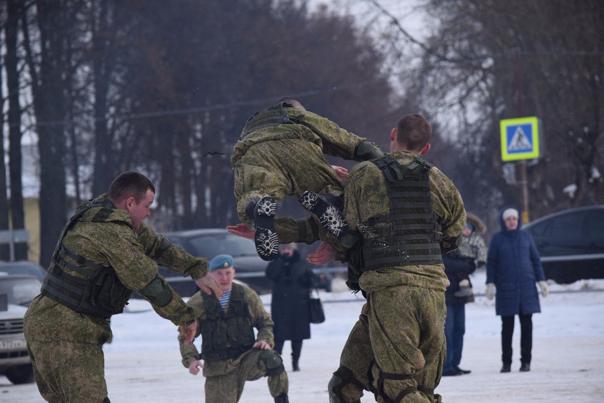 "Вежливые люди" посетили #Кимовск с "культурной программой" ...К 11-00 разведрота 106 Тульской воздушно-десантной дивизии вышла в лыжном строю на опушку Карачевского леса.