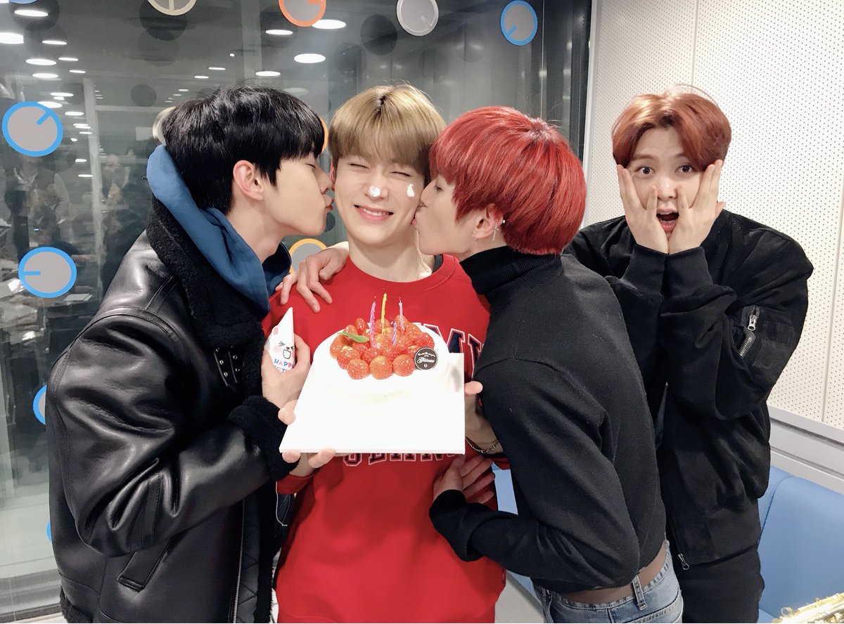 nctnightnight's tweet photo. 💚축 우리 재디 생일💚
세상 모든 행복 다 재디의 것 🎶
🎂🍰🍨🍬🍩🍮🍏☕️🥧🍡🍧
#0214 💘#발렌타인뽀이🍫 #재디생일축하해요🎂✨ #재디의날😍
#우리쟌디재디랑 #100살까지 #오래오래나잇해요 🎶✨
#깜짝방문해준 #도영태용씨 ☺️ #감사합니다❗️💕 https://t.co/DeeUAaVEdX