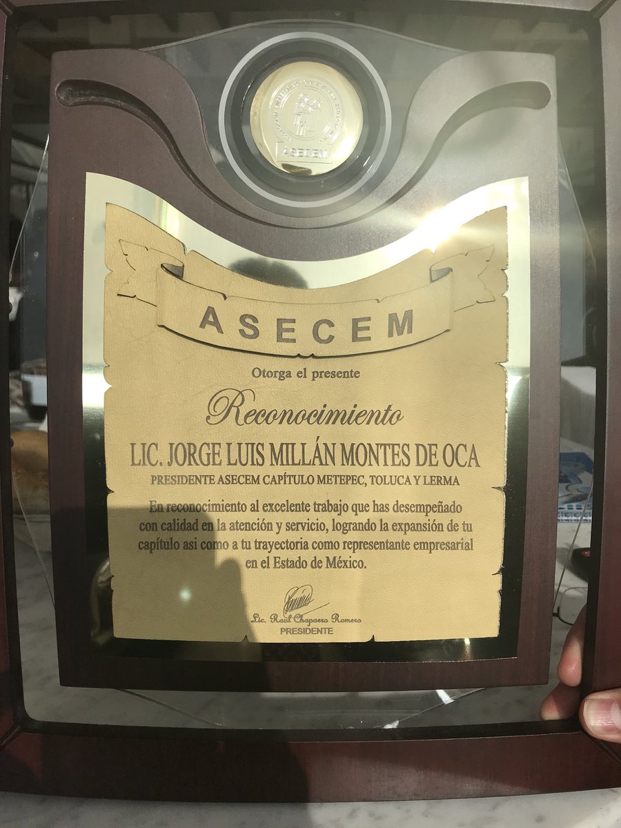 MillanJorgeL's tweet photo. Agradezco el reconocimiento que el día de hoy me hace la Asoc de Empresarios y C. del EdoMex en presencia de funcionarios de la @FiscaliaEdomex https://t.co/WatdMobyLx