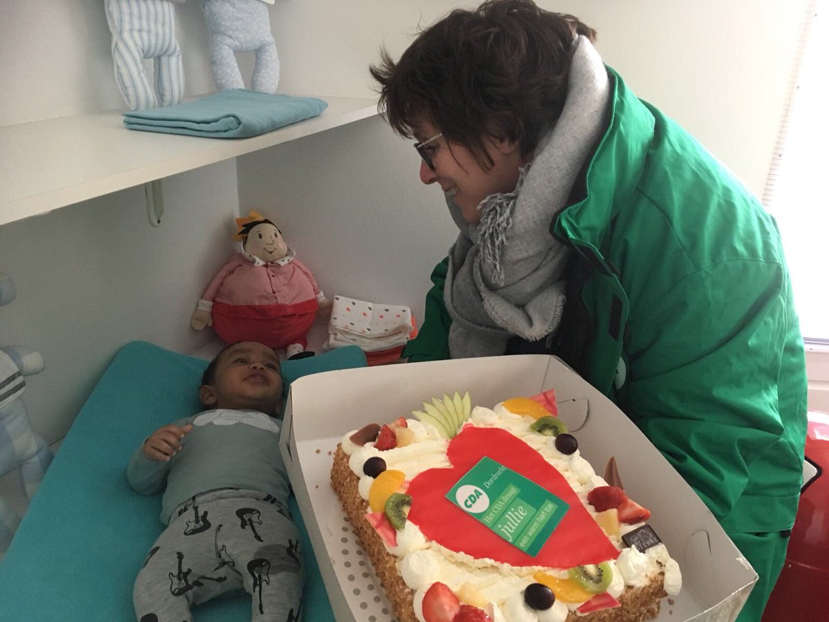 CDADordrecht's tweet photo. Vanaf de ‘geboorte’ van @HetBabyhuis draagt het CDA deze prachtige stichting een warm hart toe. Daarom ook voor hun vrijwilligers een heerlijke CDA-taart van @bakkerijsterre. https://t.co/Nqu1lS6H3u