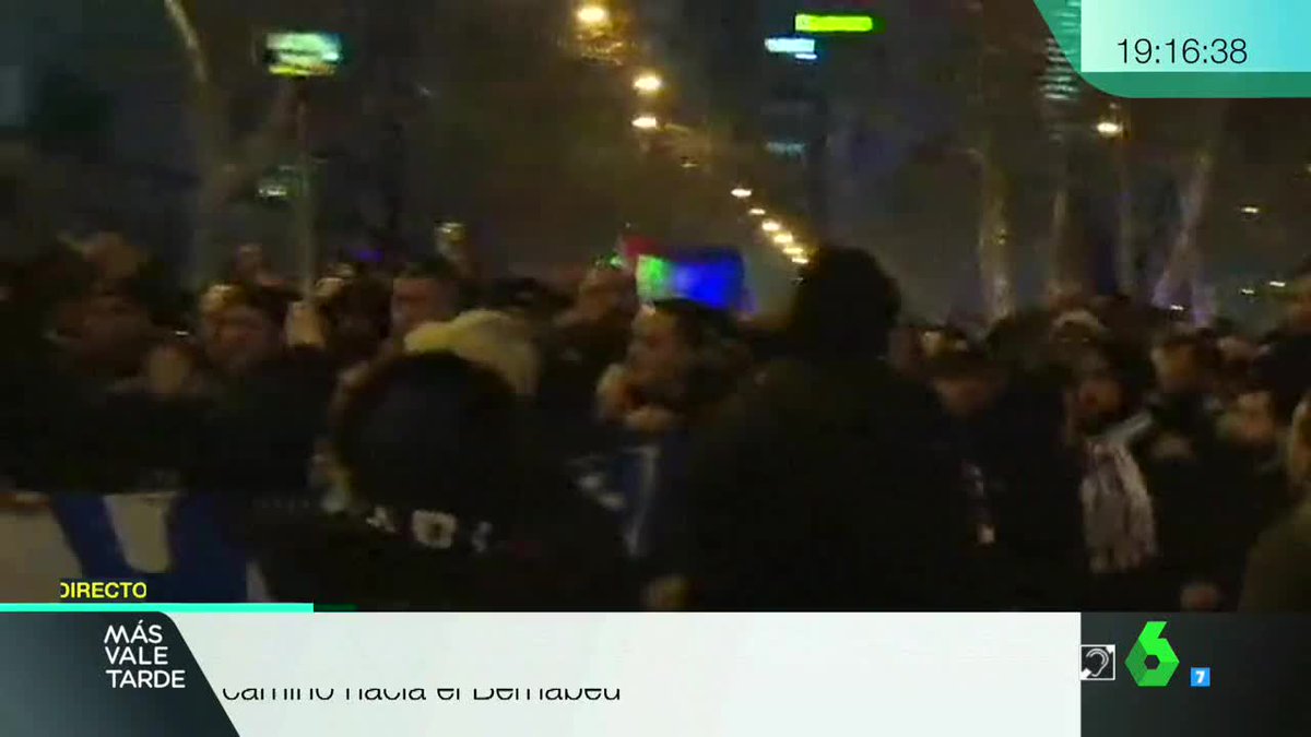MVTARDE's tweet photo. 🔴Los ultras del PSG han encendido bengalas en su camino hacia el Santiago Bernabéu #MVTUltras https://t.co/w0DbqHql0M https://t.co/EIsYnh9pMY