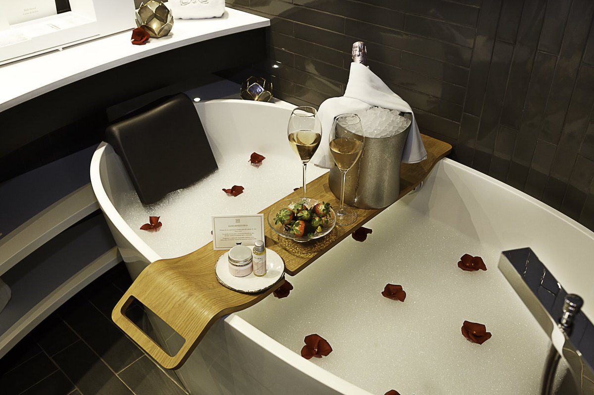 monument_hotel's tweet photo. Candles, rose petals, strawberries, champagne... Our #RomanticBath is ready for you. Happy Valentine's Night. #ValentinesDay #ThePreferredLife https://t.co/3BmnStHZi4