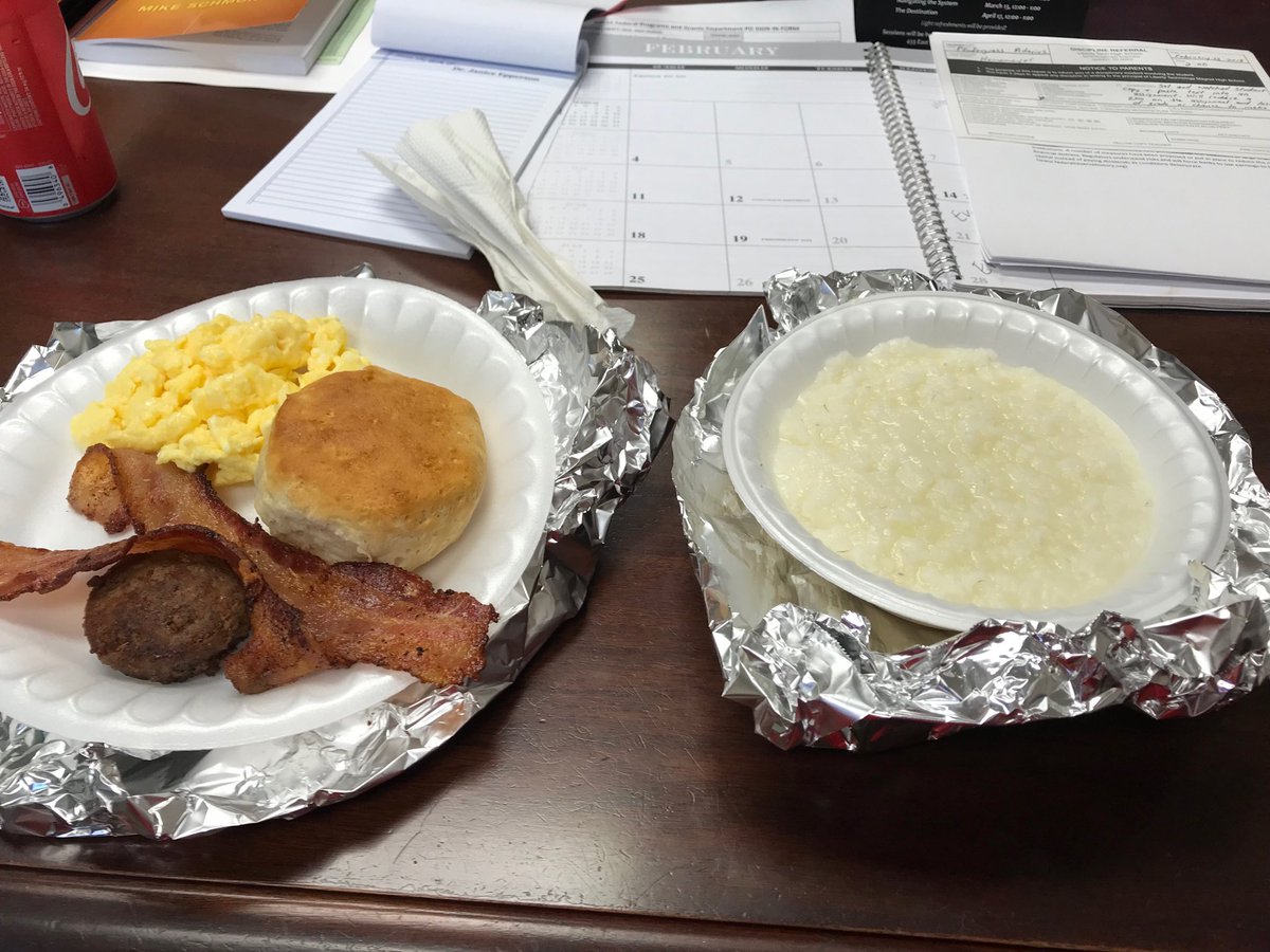 JaniceEpperson2's tweet photo. Tech Life!!! No where but Liberty can you get a country breakfast on your desk.. #RushTo Eat https://t.co/nM8GPNQ9Dt
