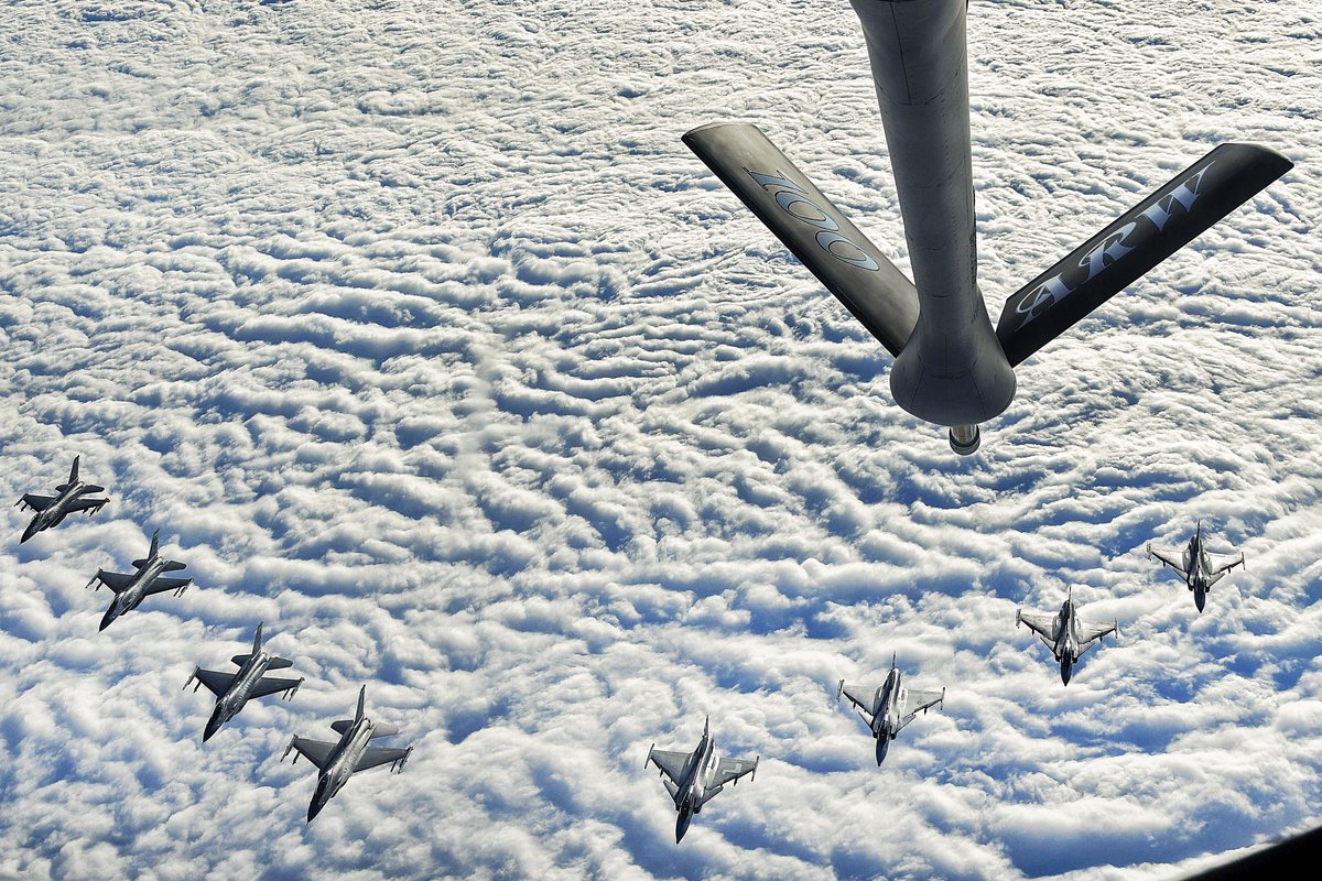 DeptofWar's tweet photo. What a view!
Four U.S. Air Force F-16C Fighting Falcons and four Swedish air force JAS 39 Gripens fly in formation behind a @USAirForce KC-135 Stratotanker during aerial refueling training in #Swedish airspace 🇸🇪 https://t.co/2TurZtK5SL
