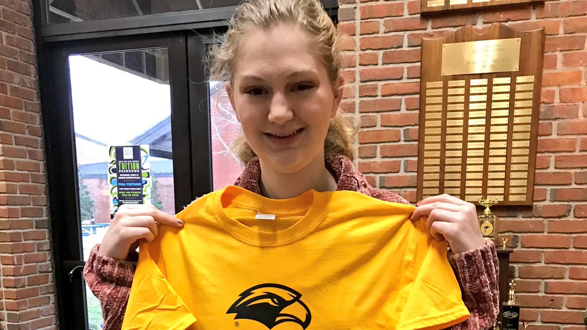 USM_Alex's tweet photo. Jennie from .@standrewsms is ready to #GoGold this fall! 🙌🖤 #SMTTT https://t.co/3gEbeWomdD