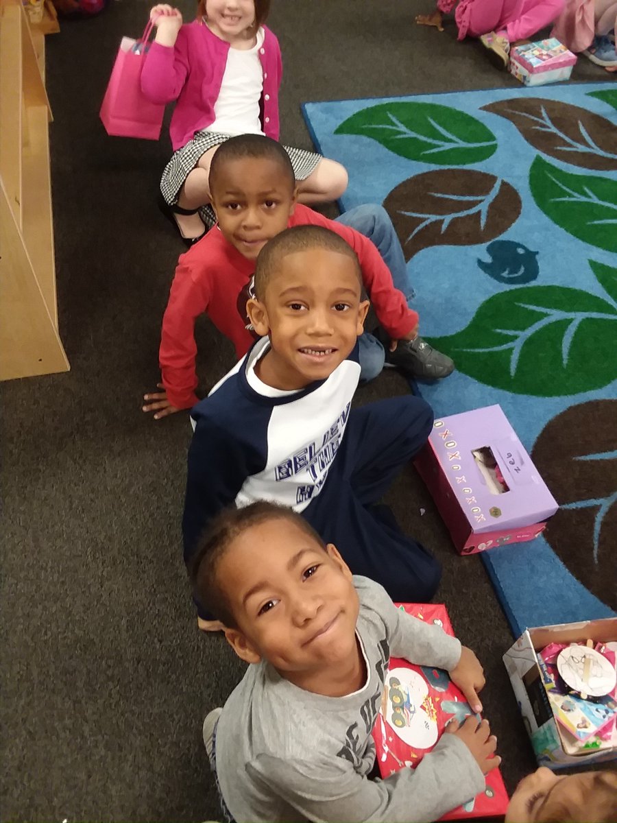 PontiacElem's tweet photo. We LOVE our Pontiac Family!  Happy Valentine's Day! #PontiacElem #HappyValentinesDay #richlandtwo https://t.co/9Kk05S9trl