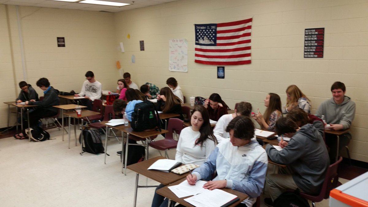 AmbrogioWLHS's tweet image. Conversations in 4th hour always lead to interesting insights! Y'all did a FANTASTIC job supporting your classmates and being flexible with who you coach! #studentleaders #skillpractice #feelgoodteachgood #fourthour #verbtense #commas #combiningsentences