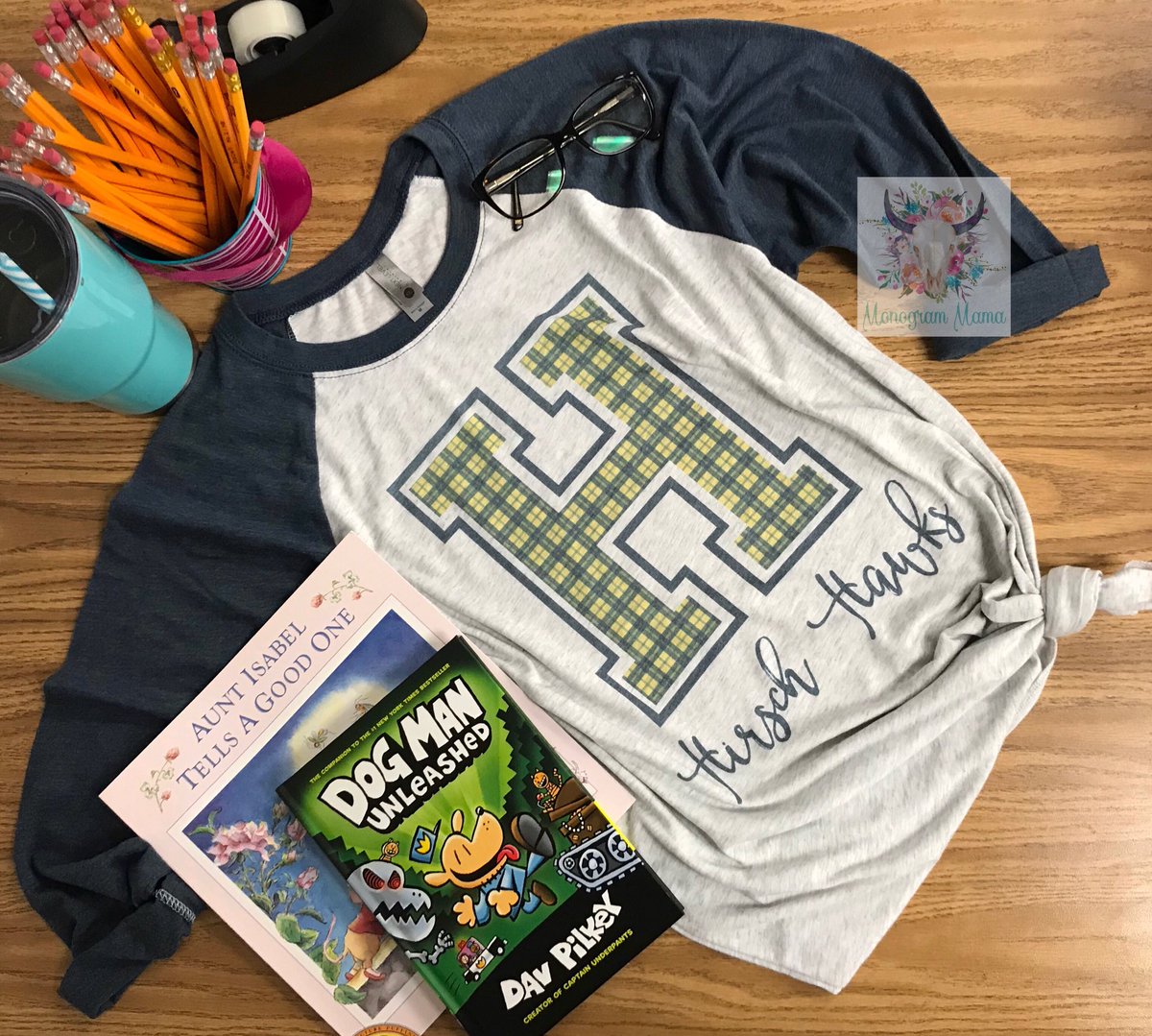 txmonogrammama's tweet photo. #comfy tees and a good #book are a perfect addition to any #teacher or #student wardrobe! #hirschhawks #houston #texas #spring #springisd #smallbusiness #sublimation ink goes right into the fabric! @HirschHawk pride and love! https://t.co/dqT2kIlPKF