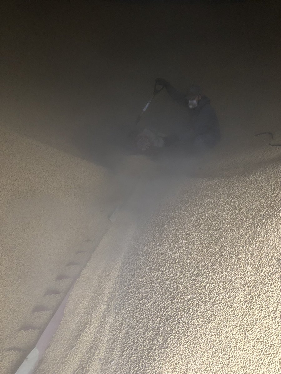 alexhead22's tweet photo. Little dusty in the bean bin this morning. Need a @GSI_Grain #flexwave. https://t.co/JltQnhz1cr