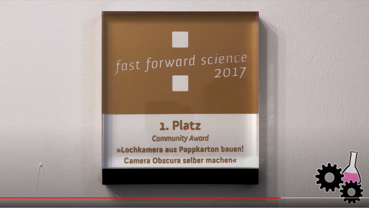 fforwardscience's tweet photo. Der FFS #CommunityAward von @Techtastisch steht auf einem 3D-gedruckten & maßgenauem Halter (Video dazu hier: https://t.co/nnWzoYX0aY) - wie sieht das eigentlich bei den anderen #ffs17 Preisträgern aus? @BYTEthinks @DoktorWhatson @frogs_friends @Wissensreaktor @Fischblog https://t.co/XdXMWafEzg