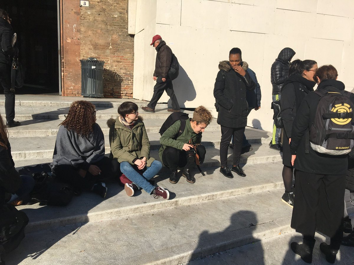 passaggicultura's tweet photo. #REFEST
Complice la bella giornata di sole, gli artisti di Refest, si sono lasciati guidare dalle donne conosciute ieri nei luoghi di Bologna che sono solite frequentare. Le chiacchiere sono diventate racconto e sono emerse le storie drammatiche che queste donne si portano dentro https://t.co/cTGj5v8Dyf