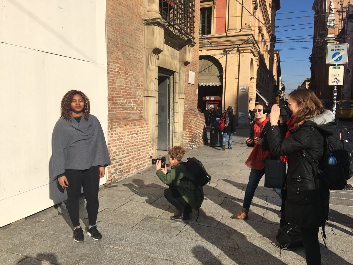passaggicultura's tweet photo. #REFEST
Complice la bella giornata di sole, gli artisti di Refest, si sono lasciati guidare dalle donne conosciute ieri nei luoghi di Bologna che sono solite frequentare. Le chiacchiere sono diventate racconto e sono emerse le storie drammatiche che queste donne si portano dentro https://t.co/cTGj5v8Dyf
