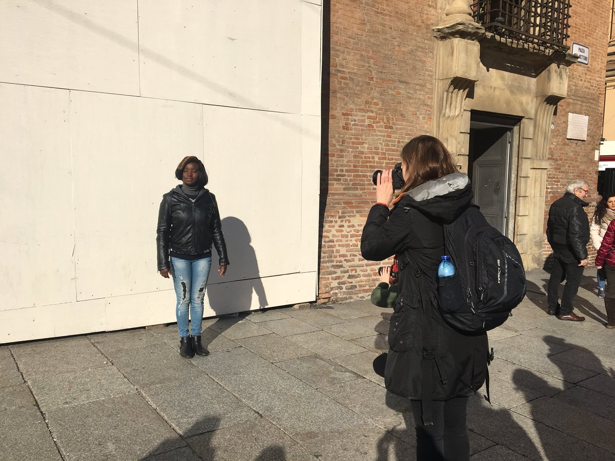 passaggicultura's tweet photo. #REFEST
Complice la bella giornata di sole, gli artisti di Refest, si sono lasciati guidare dalle donne conosciute ieri nei luoghi di Bologna che sono solite frequentare. Le chiacchiere sono diventate racconto e sono emerse le storie drammatiche che queste donne si portano dentro https://t.co/cTGj5v8Dyf