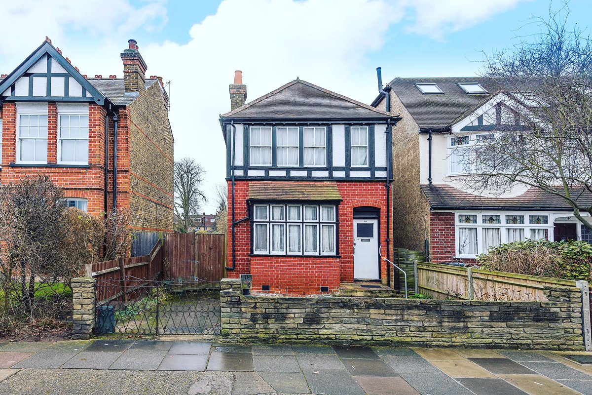 HamptonsIntTedd's tweet photo. Looking for a project? This property is in need of updating but is located on one of Teddington's most popular river roads. Being detached also offers scope for extending (stpp). Call us on 0208 977 1080 for more information #hamptonsinternational #teddington #property #london https://t.co/fDrbTvKW7p
