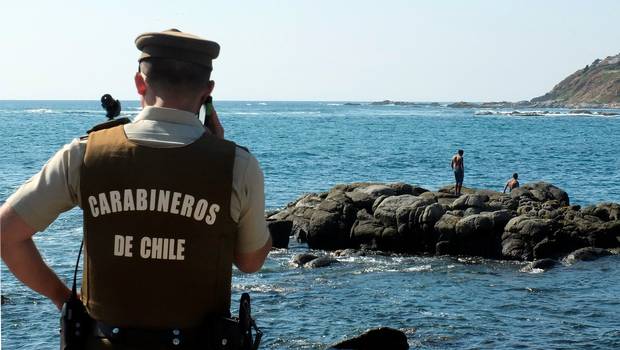 24HorasTVN's tweet photo. Carabinero se quita el uniforme para lanzarse al mar y salvar a joven de morir ahogado https://t.co/40Y72JTglJ https://t.co/jlhZS8BpDr