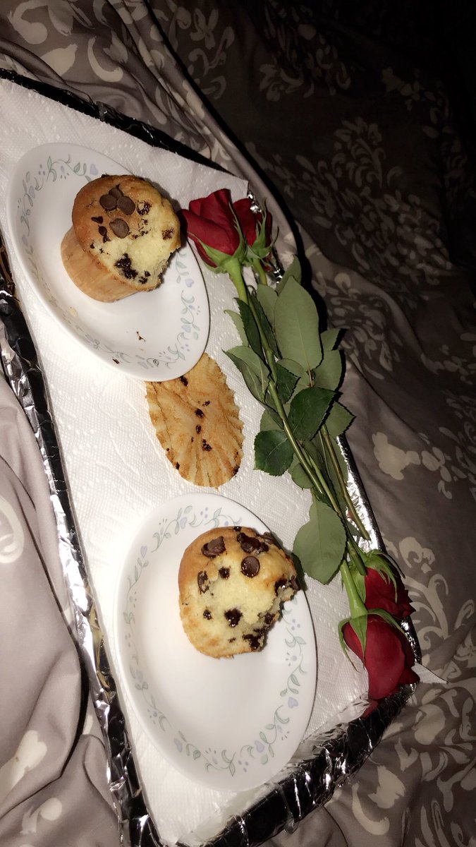 jlbatch_'s tweet photo. Breakfast in bed this morning and came out to a mix of pink and white roses on the table♥️ It’s the little things he does that make me happiest! #KeepItSimple https://t.co/r3xAF2S029