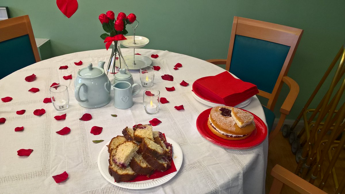 deborahconwell's tweet photo. Truley satisfying when patient's appreciate the extra things #ValentinesDay2018 #fundraising #AfternoonTea  @TheCountessNHS @SueHodkinson https://t.co/1isbOUyq6d