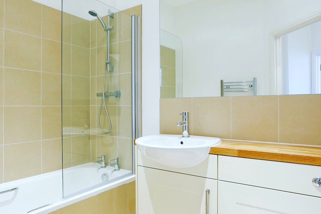 HamptonsIntTedd's tweet photo. Another stunning modern apartment has just come onto the market in Hampton Wick. This two bedroom property is available from the end of February. For more information call us on 0208 977 1226. #hamptonsinternational #property #hamptonwick #london #modern #teddington https://t.co/d8w599qZ2X