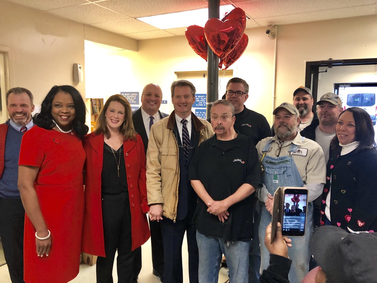 timburchett's tweet photo. Like Helen would have wanted, I was honored to be joined by @GillEvelyn @andersbrad, &amp; Councilwoman McKenzie and @knoxcountyparks director Doug Bataille &amp; his crew to present the @TheLoveKitchen with a check &amp; canned food donated during our annual Christmas Festival of Lights. https://t.co/bE7YhizWuI
