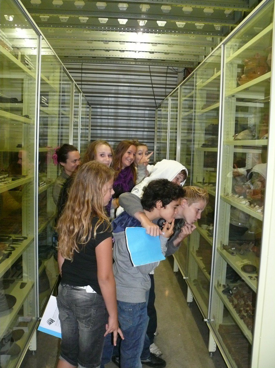 Nederlandse #musea zijn populair. Bij alle leeftijden. In 2016 groeide het bezoekersaantal met 5% vergeleken bij het jaar ervoor. Vooral kunst- en geschiedenismusea waren in trek. Benieuwd of die trend doorzet in 2017. Op de #Erfgoedmonitor meer cijfers
 bit.ly/2Hese52