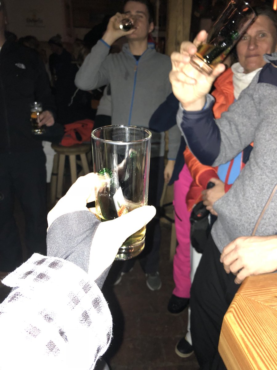 ConnyJust's tweet photo. En toen werden we getraceerd. En moest ik dit wel drinken #FlyingHirsch #wateenwintersporterlijdenkan https://t.co/B4X03MdK8K