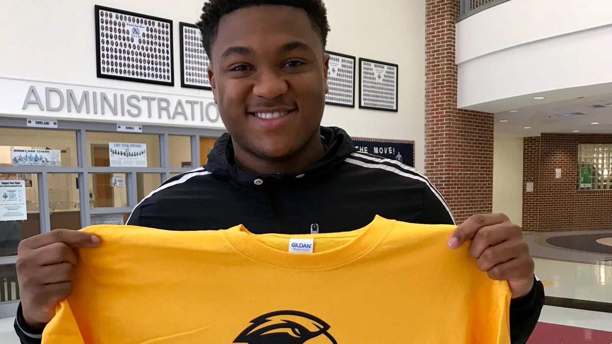 USM_Alex's tweet photo. @TitustheTitan seniors are showing off their school spirit!!🎉 #SMTTT #GoingGold #chooseUSM https://t.co/0mdmLFob82