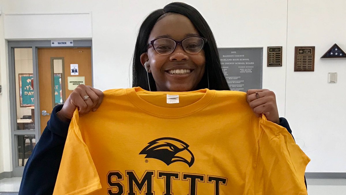 USM_Alex's tweet photo. @TitustheTitan seniors are showing off their school spirit!!🎉 #SMTTT #GoingGold #chooseUSM https://t.co/0mdmLFob82
