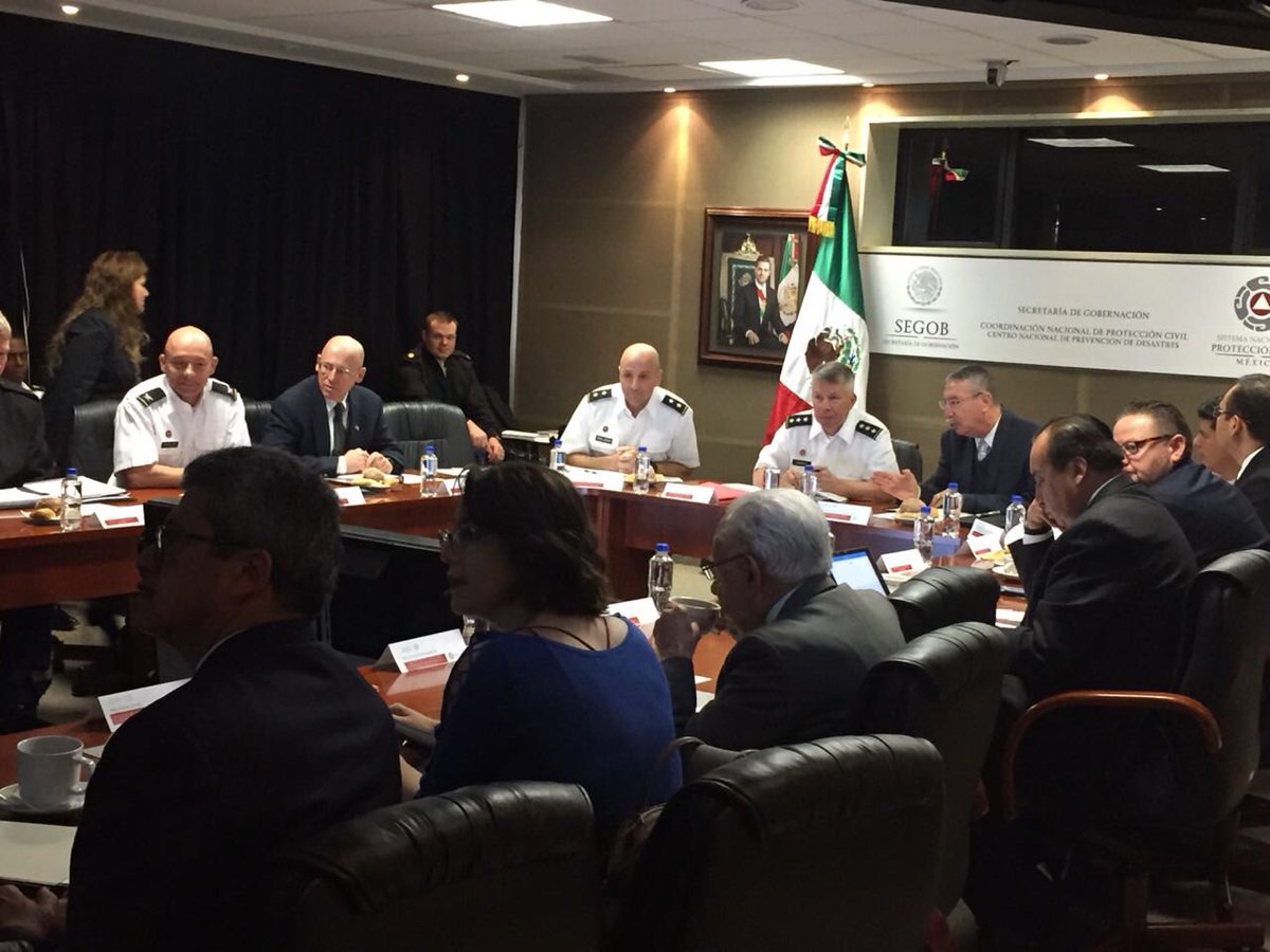 Reunión con CENAPRED y Todd Semonite, Jefe del Cuerpo de ingenieros del ejército de Estados Unidos. El desastre que provocan los huracanes frente al que provocan los sismos. La reconstrucción de la CDMX debe aprender de los protocolos detallados de EU <a href="/ManceraMiguelMX/">Miguel Ángel Mancera</a> <a href="/cafloresva/">Carlos Flores</a>
