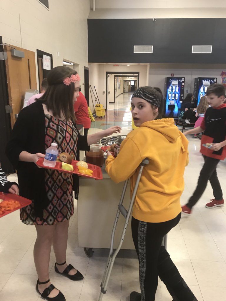 mrdanner11's tweet photo. Lending a helping hand.  #ESMSimpact #ESMSbestyearever https://t.co/uDGk1SWbD9