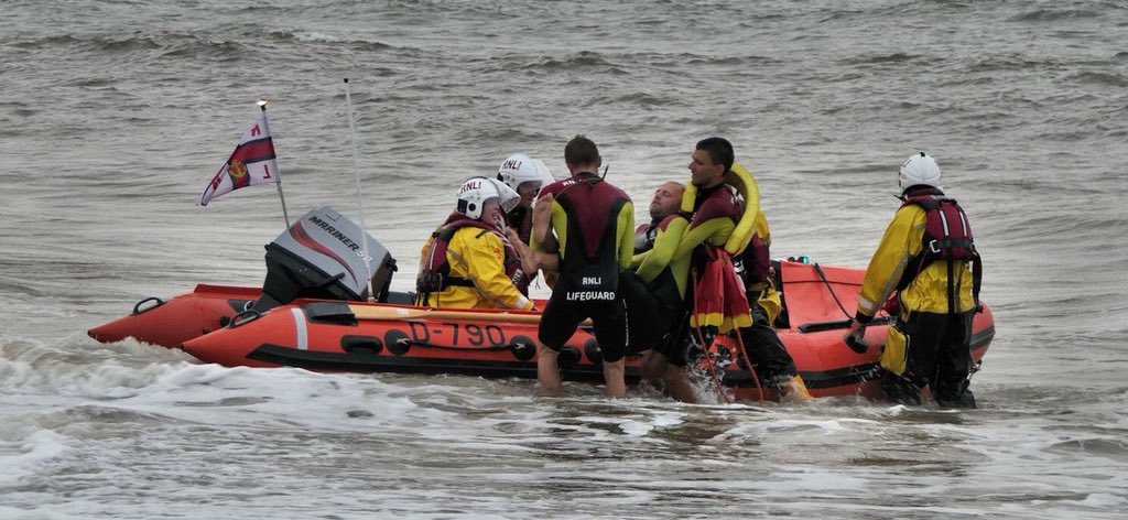 RNLImablethorpe's tweet image. Applications are still open for  paid seasonal RNLI Lifeguards East of England Mablethorpe to Skegness.  Contact Jack_hood@rnli.org.uk
Photos are of a training session with the lifeboats. #RNLI #Lifeguards