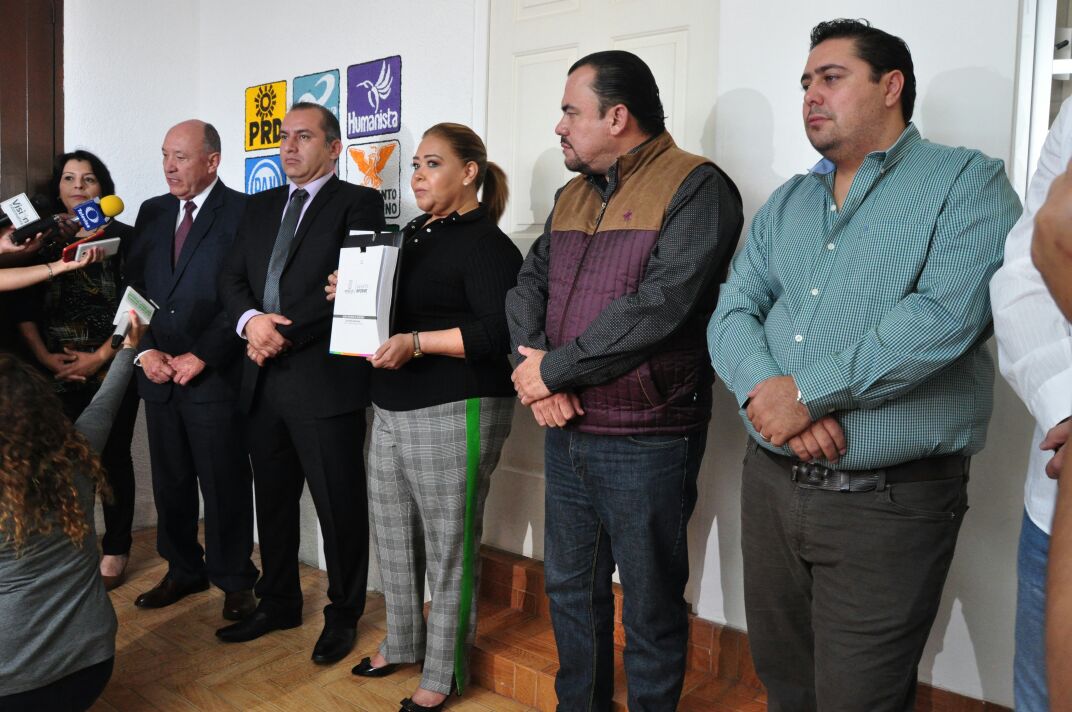 MorelosCongreso's tweet photo. La presidenta de la #MesaDirectiva @BettyAlatriste y el presidente de la #JuntaPoliticayGobierno @Julio_Espin recibieron la glosa del #QuintoInforme de @GobiernoMorelos de manos del Secretario de Gobierno @angel_colin y @JorgeMichelLuna #DialogoyCompromiso #Morelos https://t.co/PiLLilfgMq