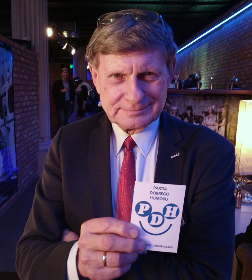 SzSadurski's tweet image. Profesor @LBalcerowicz uśmiecha się, bo został członkiem Partii Dobrego Humoru. 13 luty 2018, Warszawa. Śmiesznych partii jest wiele, ale tylko jedna jest wesoła. 4 tys. członków z Polski i świata  pozdrawia wybitną osobowość z poczuciem humoru :-)
