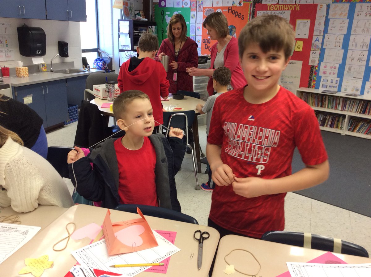 Drichards2029's tweet image. Valentine’s Day STEM with our 1st grade buddies in Room 11 ❤️❤️ @SASD_SalfordHil #soudystem #sasdnext