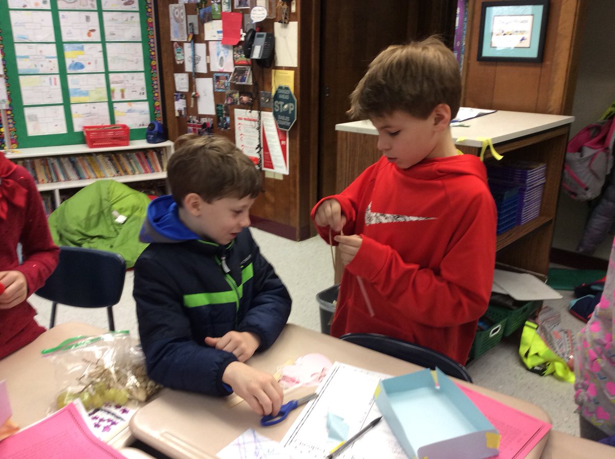 Drichards2029's tweet image. Valentine’s Day STEM with our 1st grade buddies in Room 11 ❤️❤️ @SASD_SalfordHil #soudystem #sasdnext