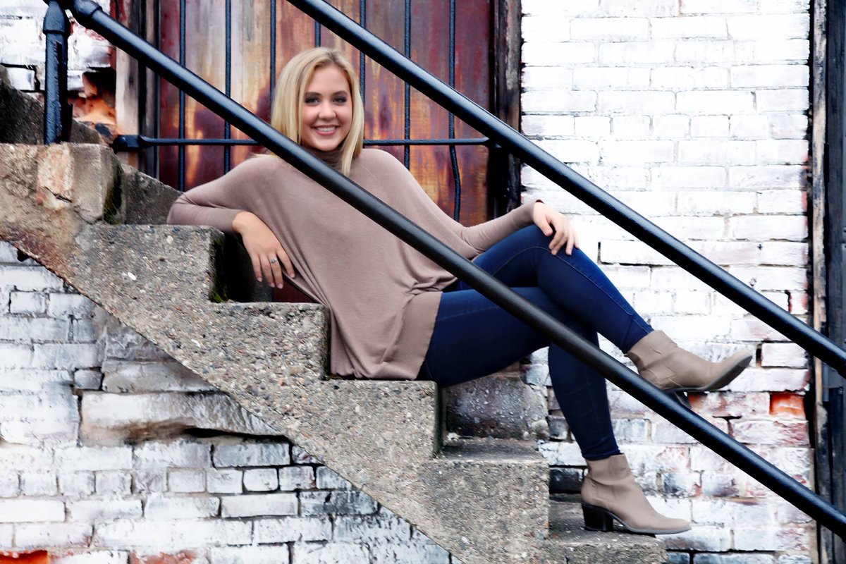 WelshPhotowelsh's tweet photo. Senior Picture Special. $250 
In studio and 1 outside locations. 
3-8x10s, 3-5x7s, 64 wallets. Plus photo CD with full copyrights ($75 value) https://t.co/MCynUtfwDR
