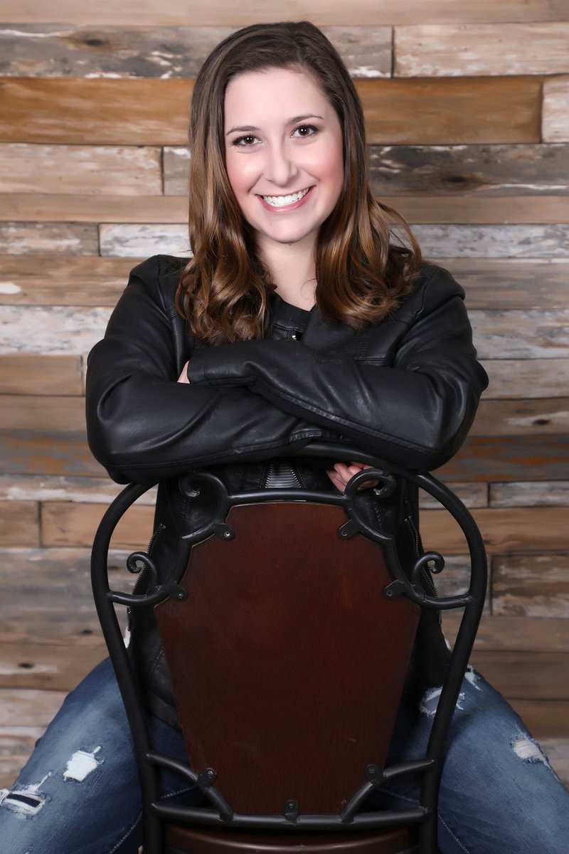 WelshPhotowelsh's tweet photo. Senior Picture Special. $250 
In studio and 1 outside locations. 
3-8x10s, 3-5x7s, 64 wallets. Plus photo CD with full copyrights ($75 value) https://t.co/MCynUtfwDR
