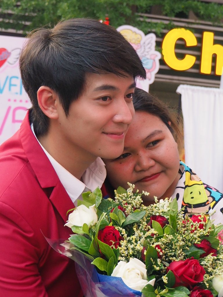 pchrnnk's tweet photo. น่ารักทั้งคนให้และคนรับ ☺ https://t.co/uhChvKriaR