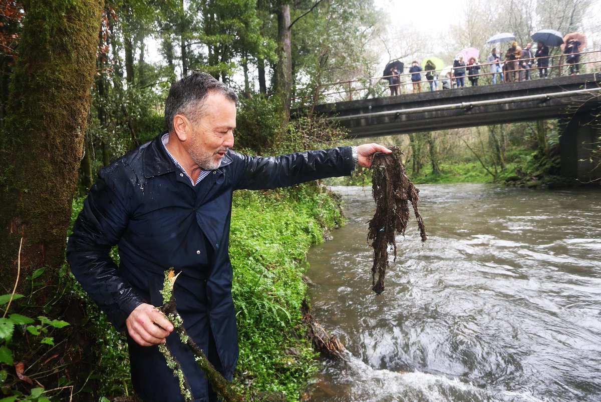 prazapublica's tweet photo. VÍDEO | O líder do PP en Santiago apaña lixo nas beiras do Sar e guíndao á auga para denunciar a contaminación do río https://t.co/HIuAdmnl8m https://t.co/lyKy9CYprS