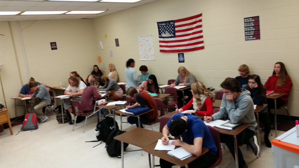 AmbrogioWLHS's tweet image. Overheard in 5th hour "Want to hear mine?", "I've got a good one", and "Oh! I DO know this!" This team did a SUPERB job supporting classmates and being flexible with coaching! #studentleaders #skillpractice #feelgoodteachgood #fifthhour #mainidea #semicolons #commas #thesis