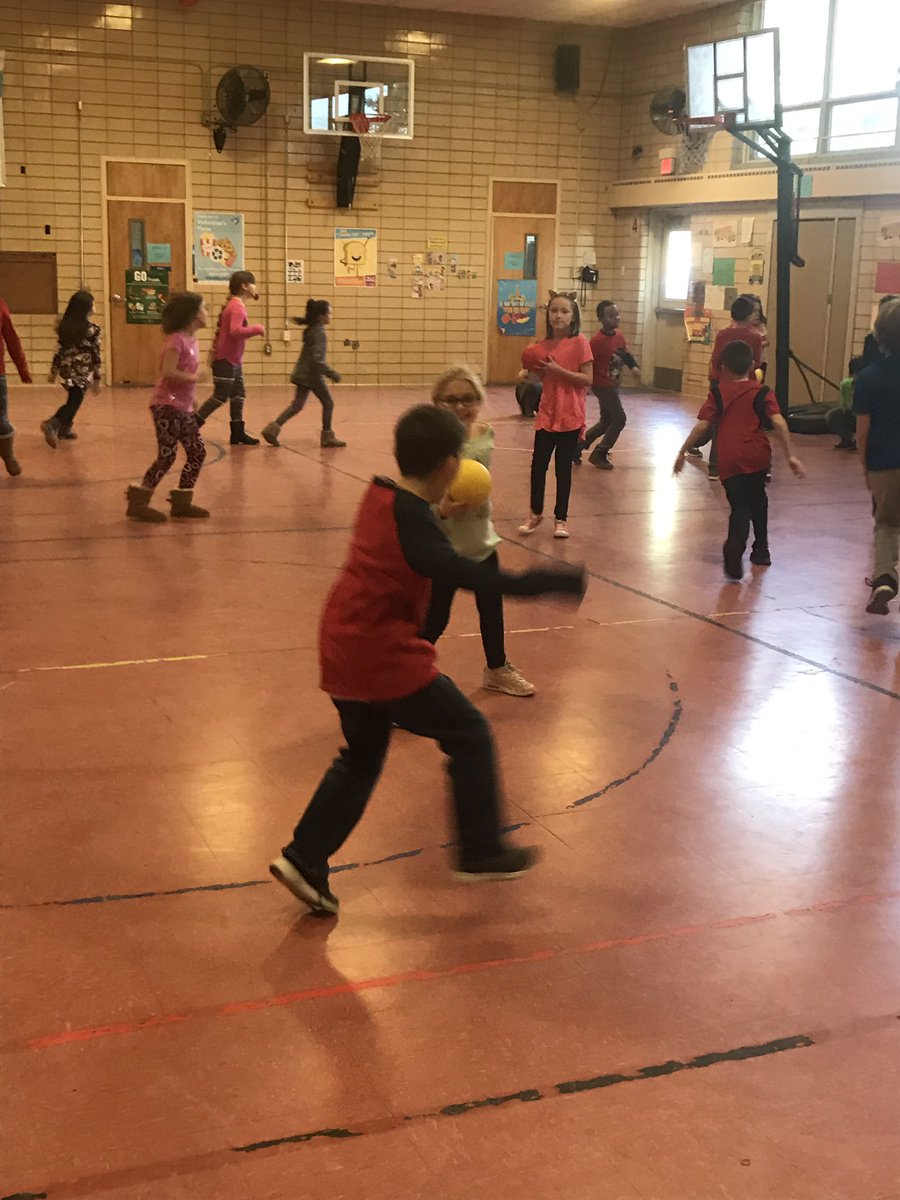 MrsheehanPE's tweet photo. Ss play valentine tag! Get tagged by a broken arrow and ur heart is broken, stand on one foot until Cupid tags you to make your heart whole again!! #dontgobreakinmyheart #mendmyheart #showyourlove @BayviewESchool @BayviewParents @MTPSpride https://t.co/LQc7pYozbm
