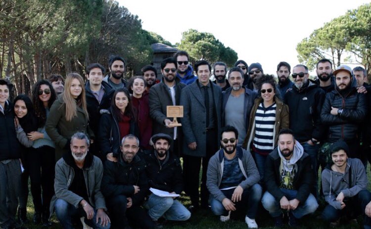 6. Bilkent Tv Ödülleri "En İyi Drama Dizisi Ödülü" sahibi Ufak Tefek Cinayetler dizisi ve ekibine ödül takdiminden bir kare... Kendilerini tekrar kutlarız. #BilkentTvÖdülleri