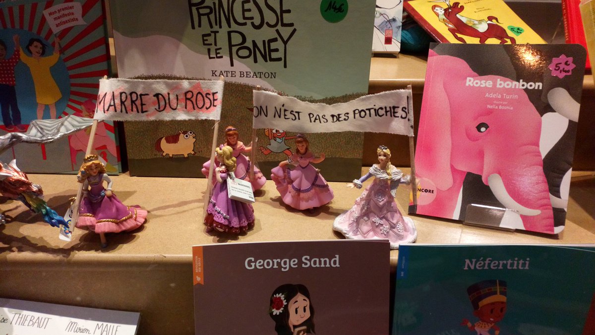 agoncal's tweet image. Tous les jours ma fille passe devant cette librairie pour aller au collège... et ça lui fait du bien #GirlPower