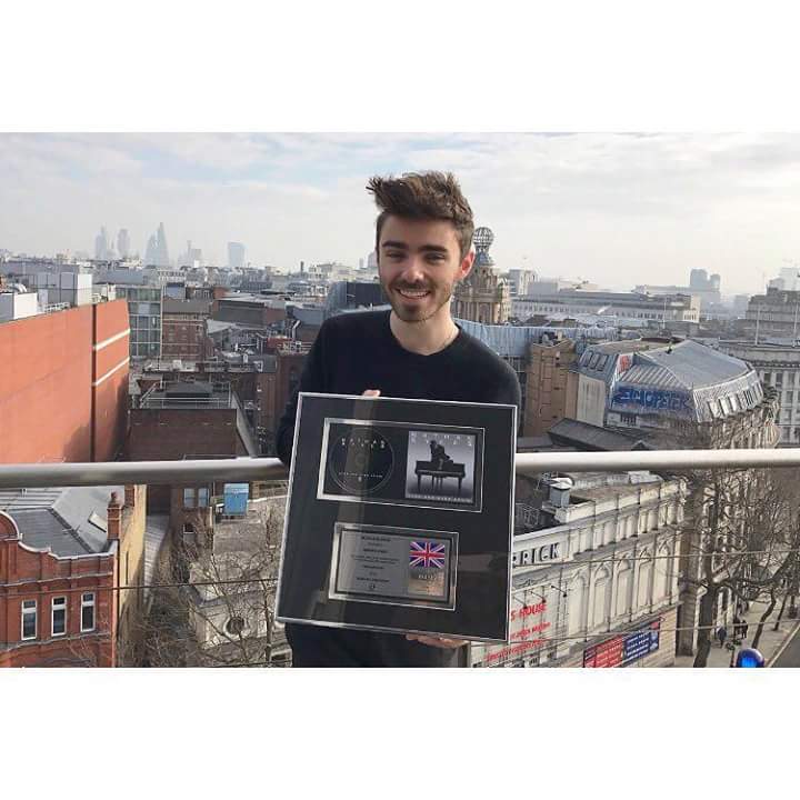 Karamybyunghae's tweet image. #SpreadTheLoveOAOA one  year #OverAndOverAgain  @NathanSykesHQ @NathanSykes