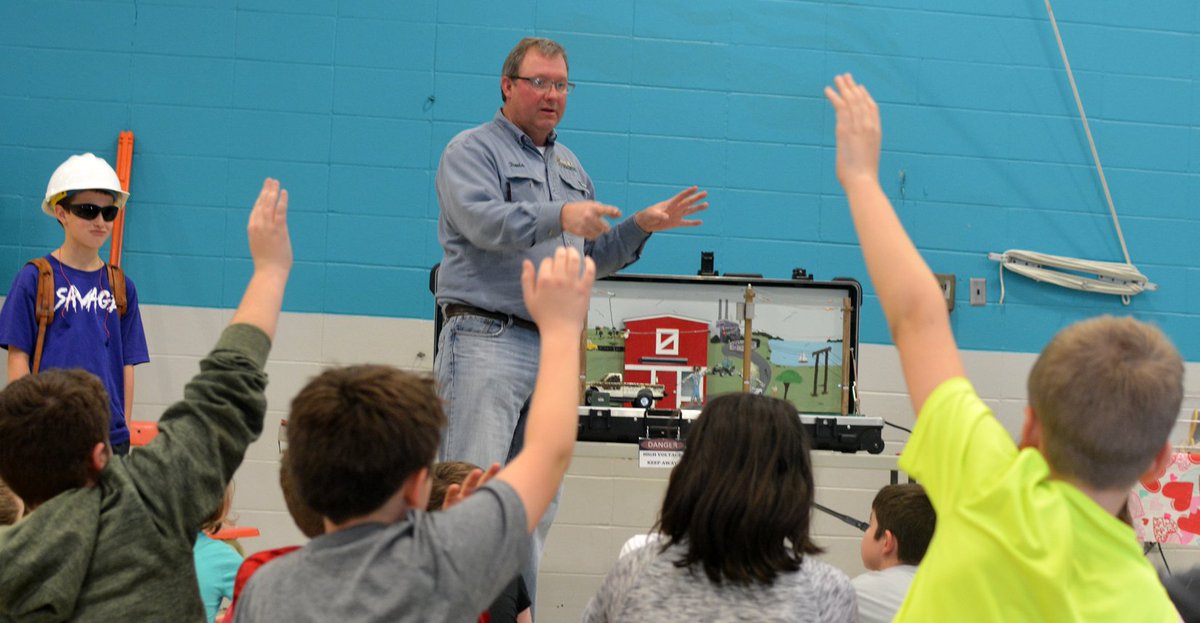 TheBGT's tweet photo. Today, students at Frankford Elementary were visited by staff from Ralls County Electric Cooperative. The presentation included plenty of questions from students, who wanted to know more about being safe around down power lines. #ShowMeMoreEd @BGSUPT @Today_at_FE https://t.co/REeRqf9TZ2