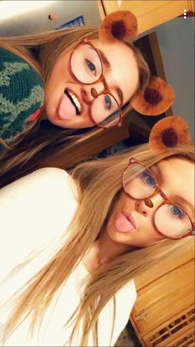mmcbridevb16's tweet photo. happieee bday to the girl that always keeps a smile on my face💛 cheers to 10 years of friendship!!💘💘can’t wait to make more memories with you in college, love you💕💓💘💗@maria_fluent18 https://t.co/xxKgZcpw4D